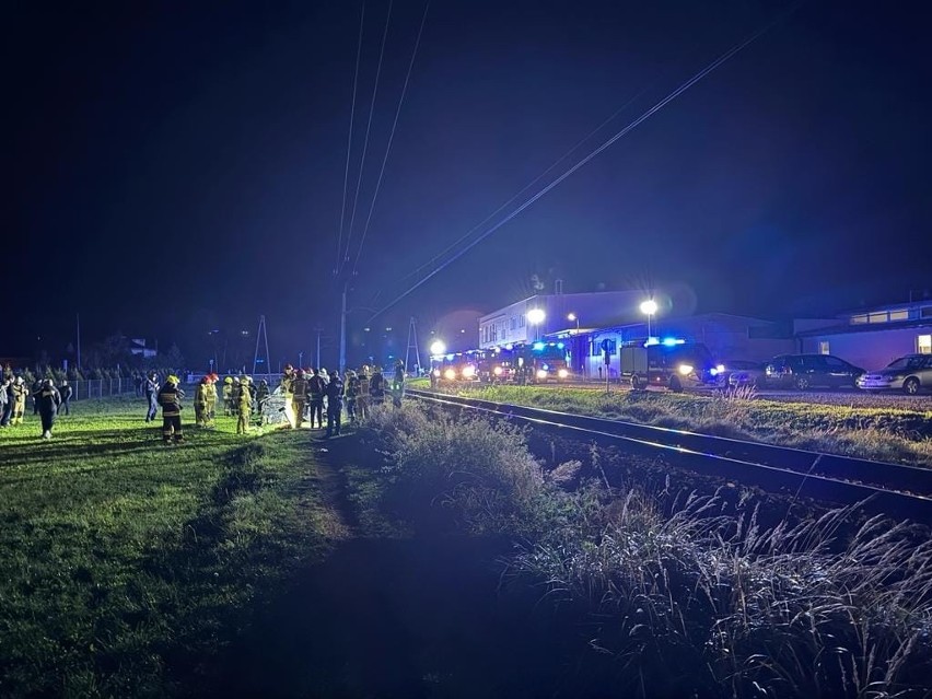 Koszmarny wypadek pod Jasłem. Osobówka wjechała pod pociąg. Kierowcę trzeba było wycinać z auta [ZDJĘCIA]