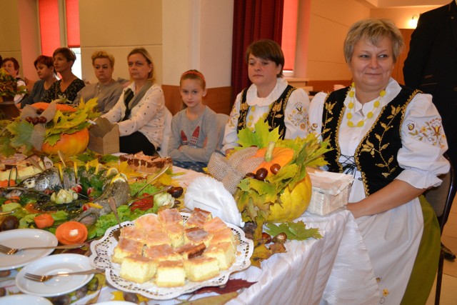 Królik w śmietanie, szczupak nadziewany, gęsina, schab w galarecie po królewsku,  pasztet z selera, bezowa rozkosz, zraz z karkówki... Łącznie ponad 30 potraw na stole, do tego nalewki i naleweczki - mocne i słabsze... Tylko jury musiało skosztować każdą potrawę.  Każda pyszna, warta nagrody. - Wszyscy jesteście zwycięzcami - mówił Waldemar Sieńko, szef jurorów (w komisji też Izabela Chudzyńska i Małgorzata Kaźmierczak).  Każdy mógł skosztować wszystko, nie każdy był jednak w stanie... - Jest jak na wielkim weselu. Tylko brak pary młodej... - mówił jeden z uczestników konkursu kulinarnego „Smaki Trzech Dolin”, który po raz siódmy  zorganizowała Lokalna Grupa Działania „Trzy Doliny”.