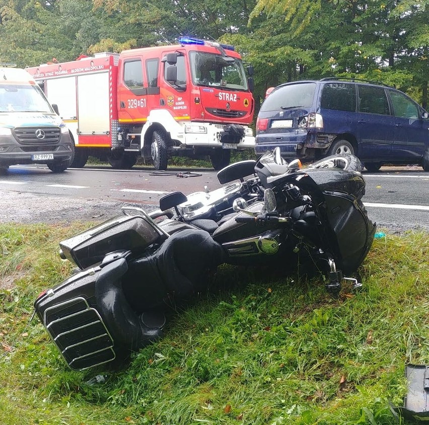 Wypadek w Głogowie Małopolskim. Motocykl zderzył się z seatem. Dwie osoby są ranne