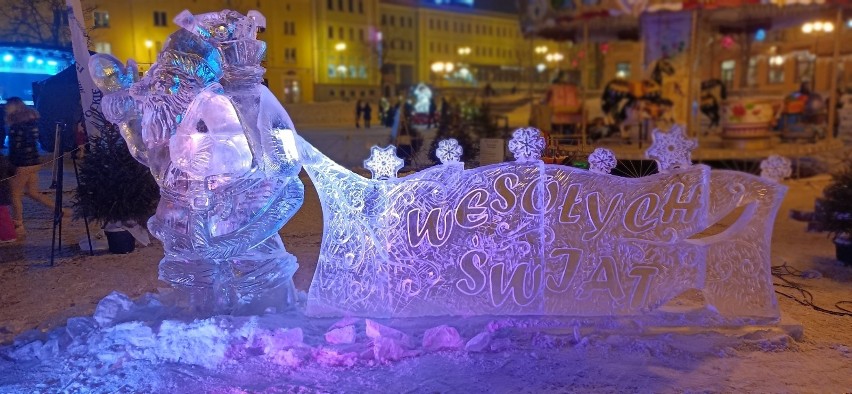 Lodowy Mikołaj z życzeniami, tańce i inne atrakcje. Ostatnia niedziela na białostockim Jarmarku Świątecznym