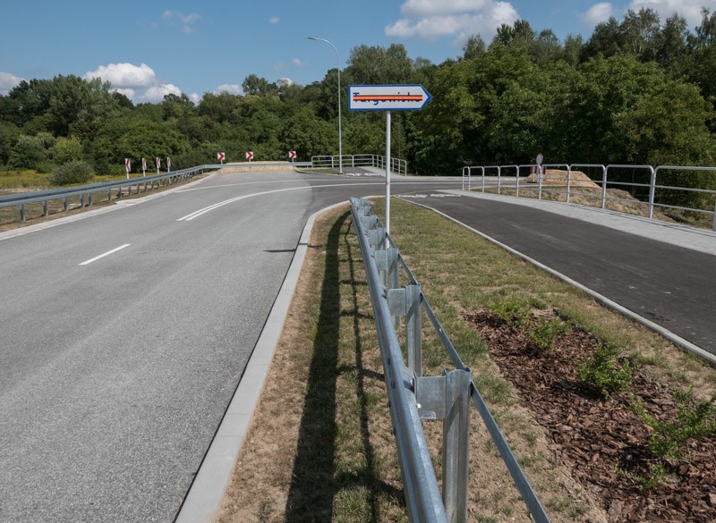 Budowa tego odcinka drogi kosztowała 15 mln zł, ma 700...