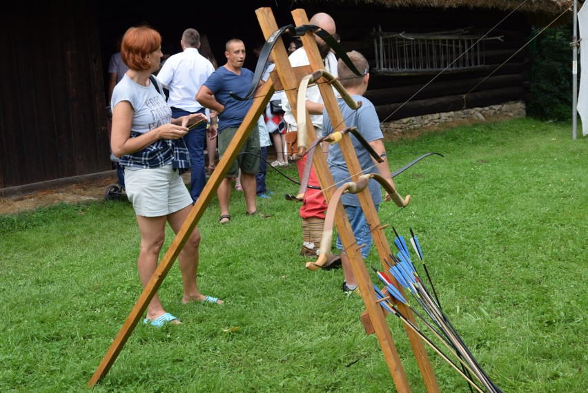 Szymbark. XV Panorama Kultur. W skansenie głośno gra muzyka, jest mnóstwo ludzi, są stoiska z rękodziełem, gospodynie częstują pysznościami