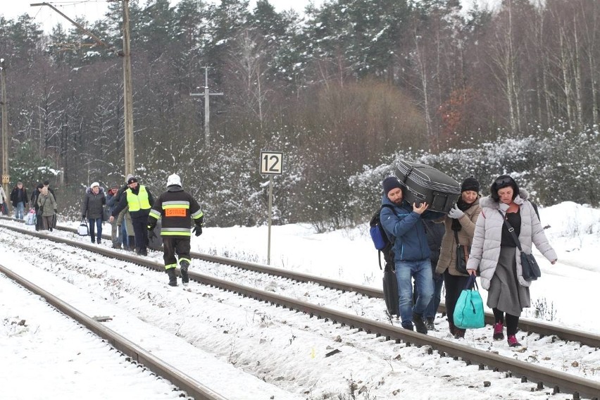 Tragiczny wypadek na przejeździe kolejowym w gminie Sobków. Nie żyją dwie osoby