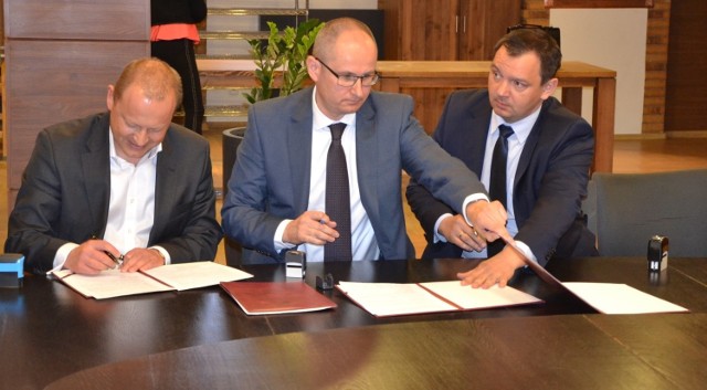 We wtorek w Szkole Łacińskiej w Malborku doszło do uroczystego podpisania umowy na budowę drugiej nitki mostu wartej 70,7 mln zł.