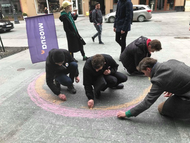 Wiosna i Przedwiośnie namalowało tęczę, symbol społeczności LGBT, przed siedzibmi m.in. łódzkiej Kurii Archidiecezjalnej, PiS i PO.