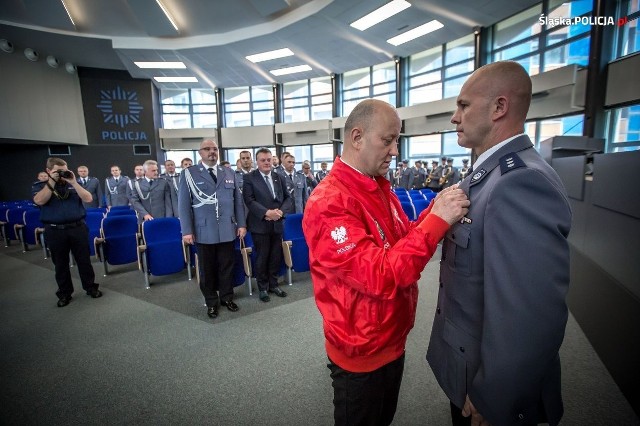 Komisarz Marek Wręczycki z KPP w Lublińcu uhonorowany odznaką „Honorowy Dawca Krwi - Zasłużony dla Zdrowia Narodu”.