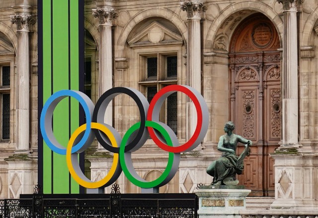 Koła olimpijskie wystawione przed Hotelem de Ville przed Letnimi Igrzyskami Olimpijskimi w Paryżu 2024