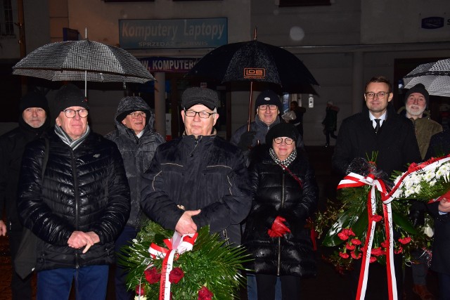 Obchody Dnia Pamięci Ofiar Stanu Wojennego przy Pomniku Walk i Męczeństwa w Żninie (13.12.2023).