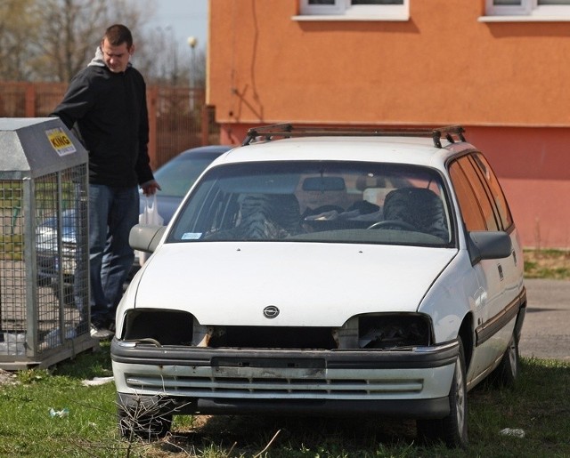 Wrak na parkingu przy ul. Kulczyńskiego 1. 