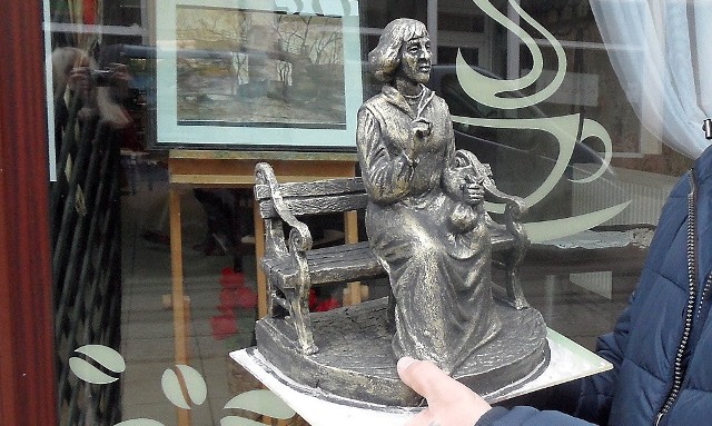Tak wygląda projekt ławeczki z Kopernikiem. Ustawiony jest w oknie kawiarni Staromiejska na Starówce