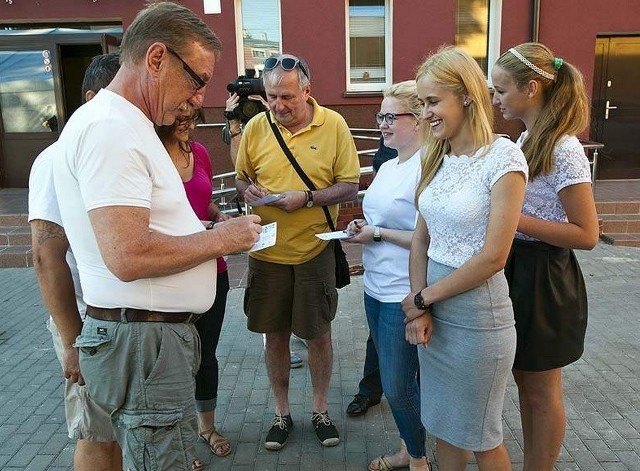 Salwy śmiechu, ale i chwile refleksji. Wczoraj festiwalowa publiczność zobaczyła nie tylko filmy, ale też spektakl pod tytułem "Jakoś to będzie" z udziałem Jacka Kałuckiego i Sylwestra Maciejewskiego.