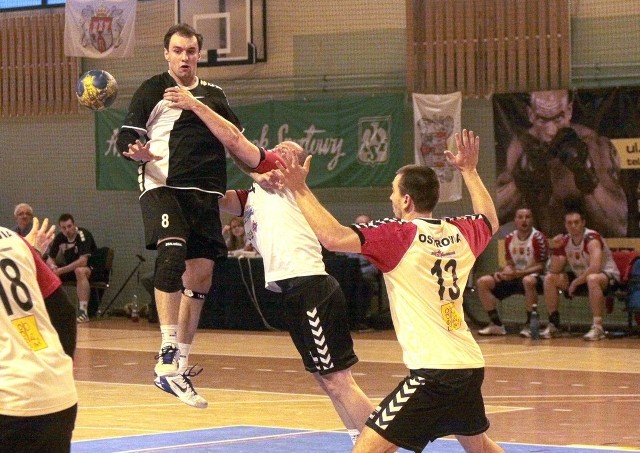Grzegorz Mroczek (z piłką) ma propozycje gry z Unii Tarnów i KSZO Ostrowiec Świętokrzyski. 