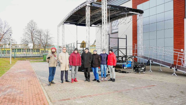 Próbnie rozłożona scena przed hala sportową w Pawłowie