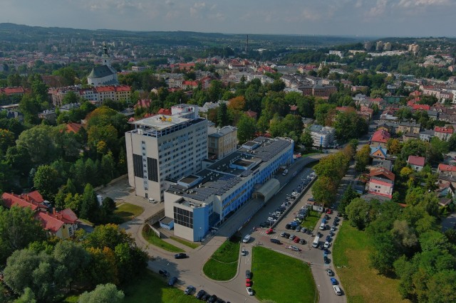 Na parkingu Szpitala Śląskiego w Cieszynie zmarł bezdomny mężczyzna. 70-latek nie był pacjentem placówki.