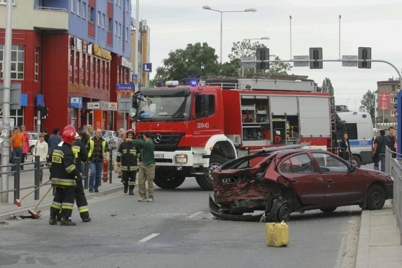 Wrocław: Zderzenie trzech aut na Strzegomskiej. Utrudnienia w ruchu (ZDJĘCIA)