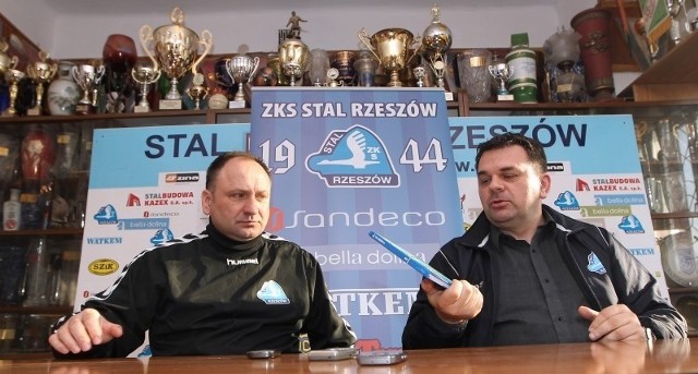 Marek Poręba (z prawej) jest przekonany, że trener Ryszard Kuźma zostanie w Stali na dłużej.