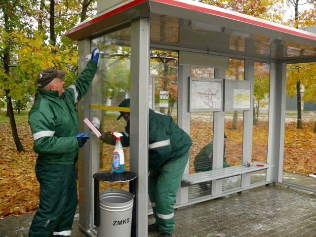 Odświeżanie przystanku przy ulicy Kwiatkowskiego.