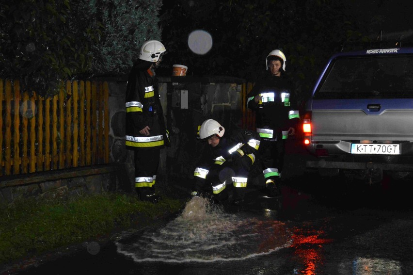 Ulewa na Podhalu. Dziesiątki domów podtopionych. Strażacy wypompowują wodę [ZDJĘCIA]