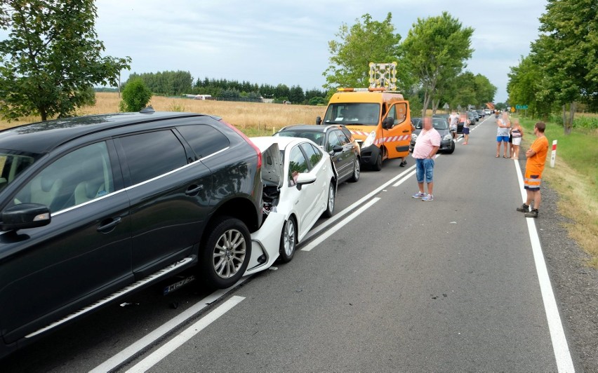 Zderzenie 5 aut w Gwieździnie (powiat człuchowski). Było groźnie, na szczęście nikt poważnie nie ucierpiał [22.08.2020]