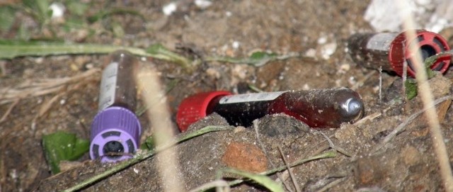 Śnieg odkrył zgubione probówki z krwią i inne odpady medyczne. Każda z probówek jest opatrzona danymi osobowymi. Wiele ze szklanych opakowań zostało rozbitych i zawartość dostała się do gleby.