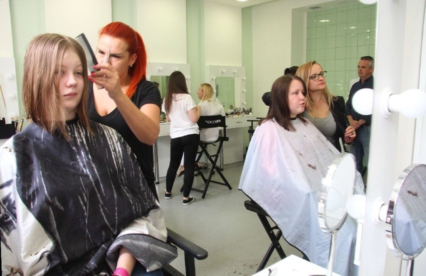 W Kielcach studentki oddały włosy kobietom chorym na raka [WIDEO, zdjęcia]