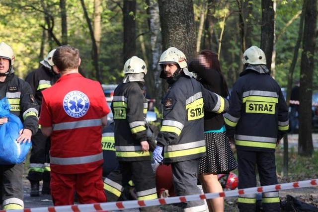 Tragiczny wypadek na trasie Turawa - Rzedów. 20-letni motocyklista nie zyje, a 19-letni pasazer walczy o zycie.