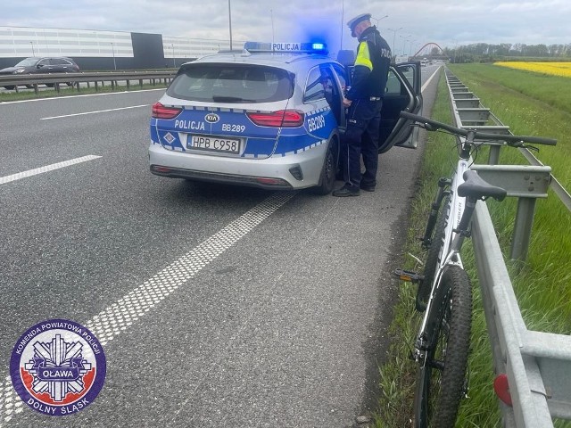 Pijany jechał rowerem po autostradzie w godzinach szczytu. Chciał zdążyć na komunię wnuka