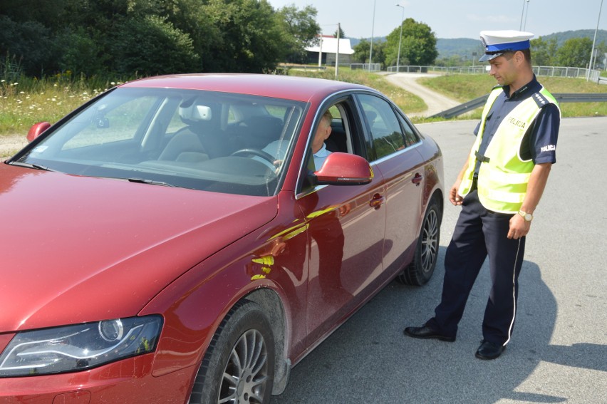 Wielka Wieś. Nietypowy patrol drogówki. Policjantom towarzyszył ksiądz [ZDJĘCIA]