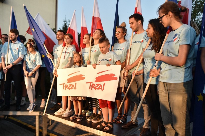 Przed budynkiem, gdzie odbywała się Arena Prezydencka...