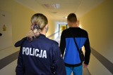 Wybił pałką teleskopową szyby w aucie należącym do rodziny swojej znajomej. W mieszkaniu trzymał amfetaminę. Jest już w rękach policji