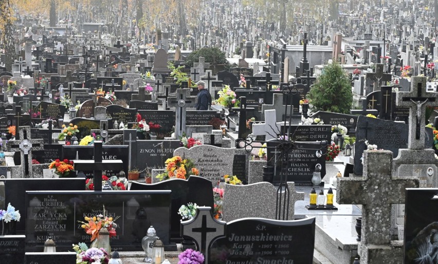 Plaga kradzieży na kieleckich cmentarzach. Znikają znicze, wiązanki i żywe kwiaty. Mieszkańcy poruszeni: "To profanacja"