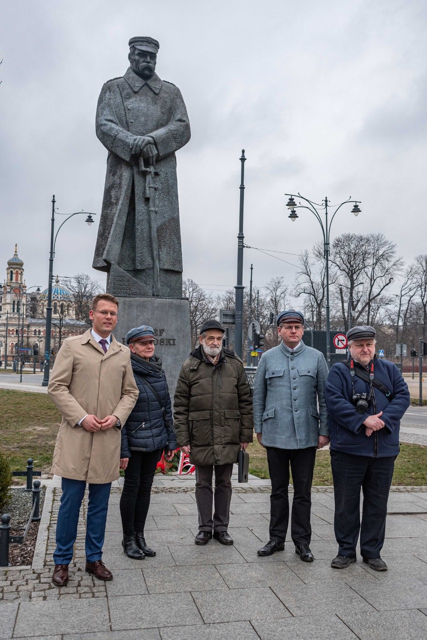 Tradycyjne imieniny Marszałka Józefa Piłsudskiego świętowano w Łodzi. Kwiaty przed pomnikiem i wykład. Zobaczcie zdjęcia 