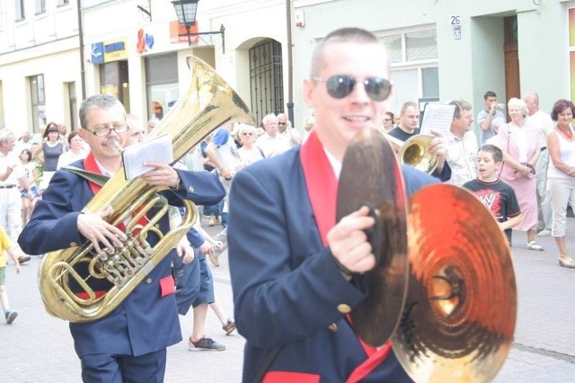 Za pozyskane w poprzednich latach środki kupiono instrumenty. Na pierwszym planie: Sebastian Śmigowski