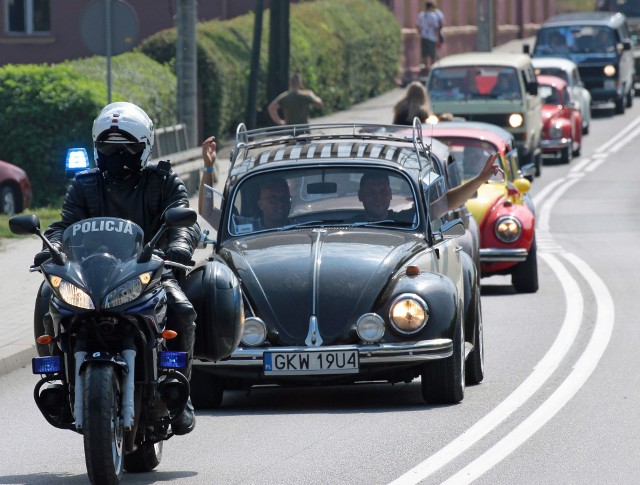 Na podzamczu w Radzyniu Chełmińskim rozgościł się zlot VW i to nie tylko garbusów. Jak na wielkim polu namiotowym setki załóg VW zamieszkało w namiotach i camperach. W sobotę w samo południe uczestnicy zlotu przejechali przez miasto w szyku paradnym.