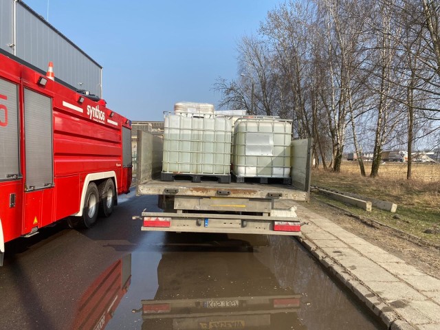 Na ul. Unii Europejskiej w Oświęcimiu na samochodzie ciężarowym przewożącym wodę amoniakalną doszło do rozszczelnienia 1000-litrowego pojemnika
