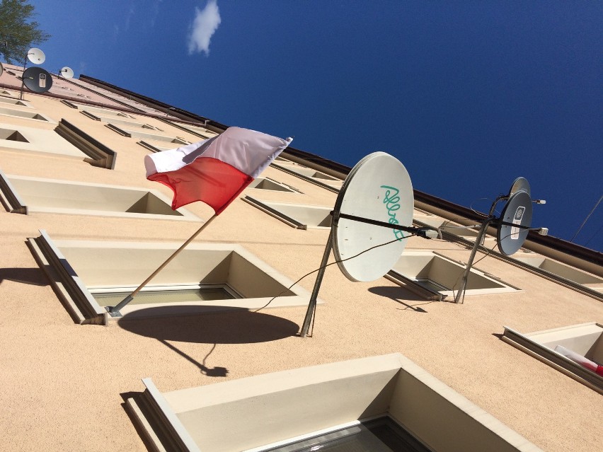 Krzeszowice. Akcja rozdawania flag narodowych. Weź biało-czerwoną 