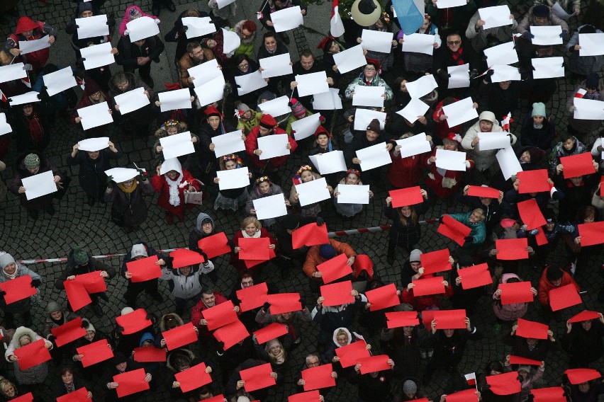 Krzeszowice. Akcja rozdawania flag narodowych. Weź biało-czerwoną 