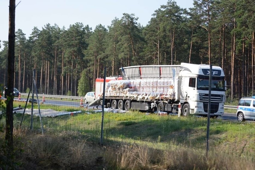 - Jeden z samochodów ciężarowych stał na pasie awaryjnym....