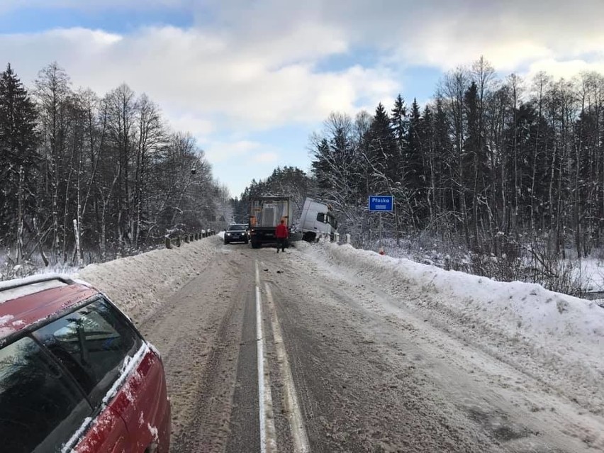 Żednia. Ciężarówka wpadła w poślizg na moście i częściowo...