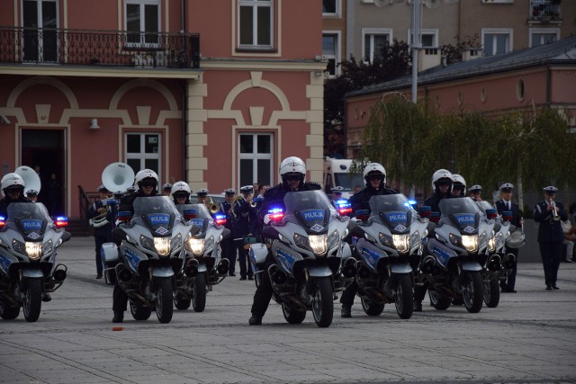 Policjanci świętują pod Jasną Górą. Pokaz musztry paradnej