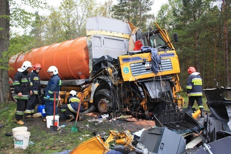 Cysterna przewoząca odpady z odwiertów Lebieniu miala...