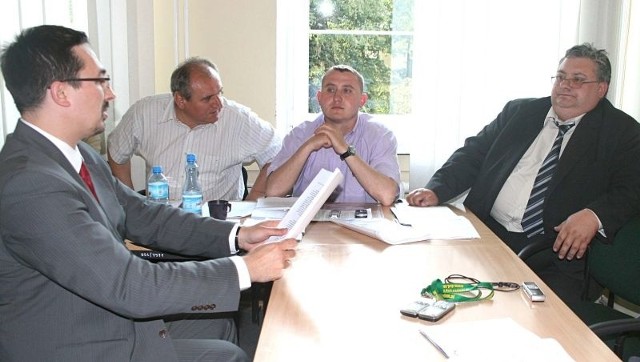 Robert Skiba (pierwszy z prawej) i Jakub Kluziński (pierwszy z lewej) dyskutując podczas posiedzenia komisji rewizyjnej nie doszli do porozumienia. Przewodniczący Karol Sońta (w środku) głosowanie w sprawie skargi przeniósł na lipcowe posiedzenie.