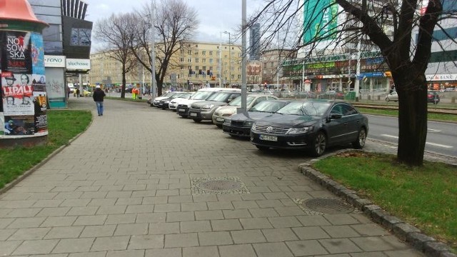 Parkowanie na Piłsudskiego: teraz zapłacimy i nie zostawimy aż tak wielu samochodów