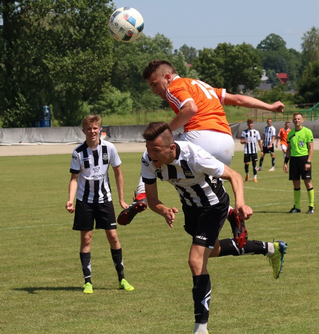 W pierwszym meczu barażowym o awans do Centralnej Ligi Juniorów U17 w sezonie 2019/20 Karpaty Krosno pokonały u siebie Sandecję Nowy Sącz 4:1