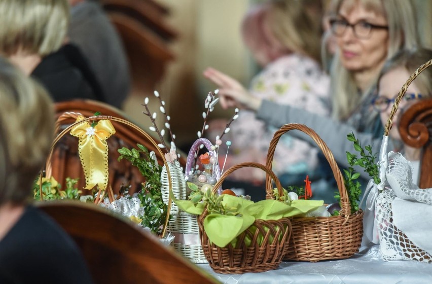 Wielkanoc 2021. Jakie obostrzenia obowiązują w święta wielkanocne w kościołach? Czy można przyjmować gości?