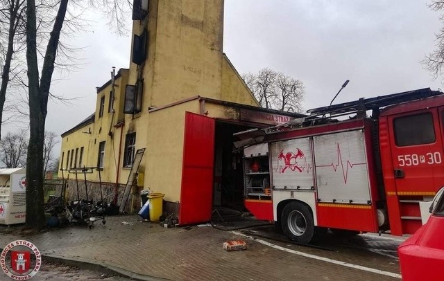 Uszkodzony został budynek remizy, kuchnia świetlicy wiejskiej, samochód strażacki, dokumentacja, sprzęt i wyposażenie bojowe potrzebne do akcji.Zobacz zdjęcia --->