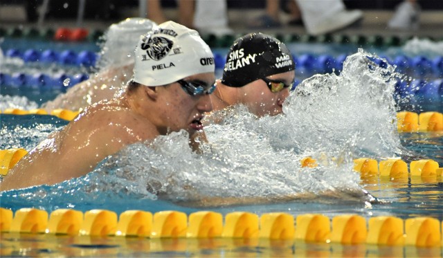 Michał Piela w pierwszych dwóch stylach wyścigu na 400 m zmiennym, trzyma się czołówki, a potem zdecydowanie atakuje