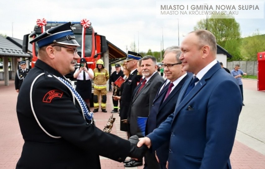 Święto Strażaka w gminie Nowa Słupia. Oficjalnie przekazano kluczyki do nowego wozu. Zobaczcie zdjecia