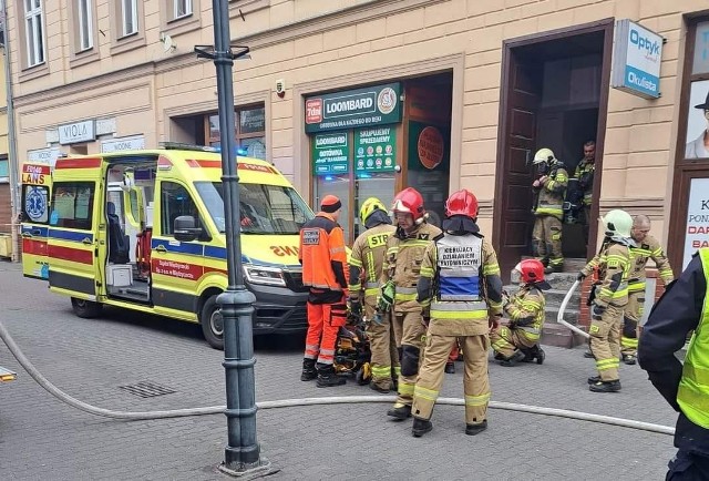 Ogień nie przedostał się do innych mieszkań, bo strażacy w porę go ugasili.