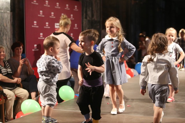 Dzień Dziecka w dąbrowskim PKZ. W pokazie mody wzięli udział uczestnicy plebiscytu Maluch na okładkę
